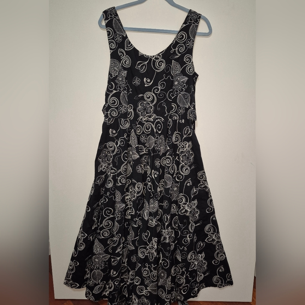 Fully Embroidered Black and White Floral Dress with large ties in back Size 8